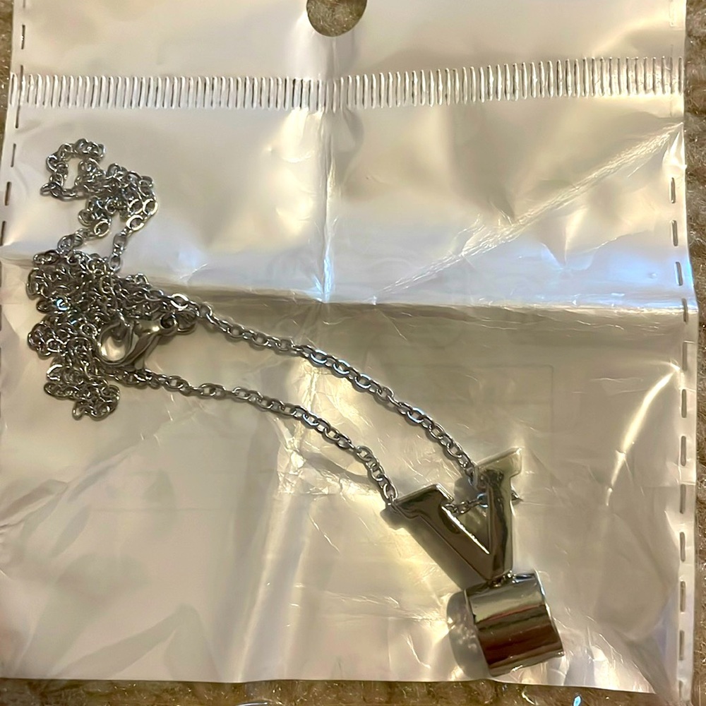 V initial necklace silver